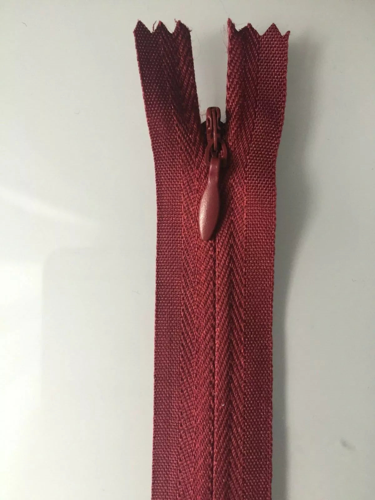 Invisible zip (3mm)-Auto lock, Woven, Close end, Tear Drop slider,