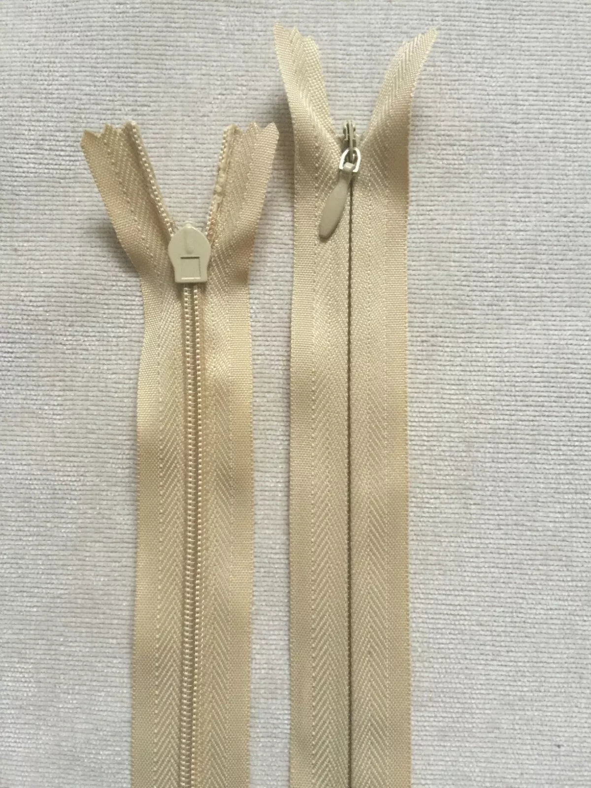 Invisible zip (3mm)-Auto lock, Woven, Close end, Tear Drop slider,