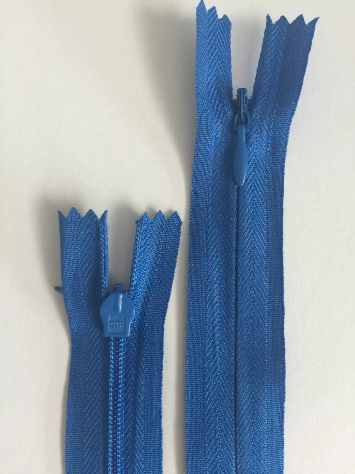 Invisible zip (3mm)-Auto lock, Woven, Close end, Tear Drop slider,
