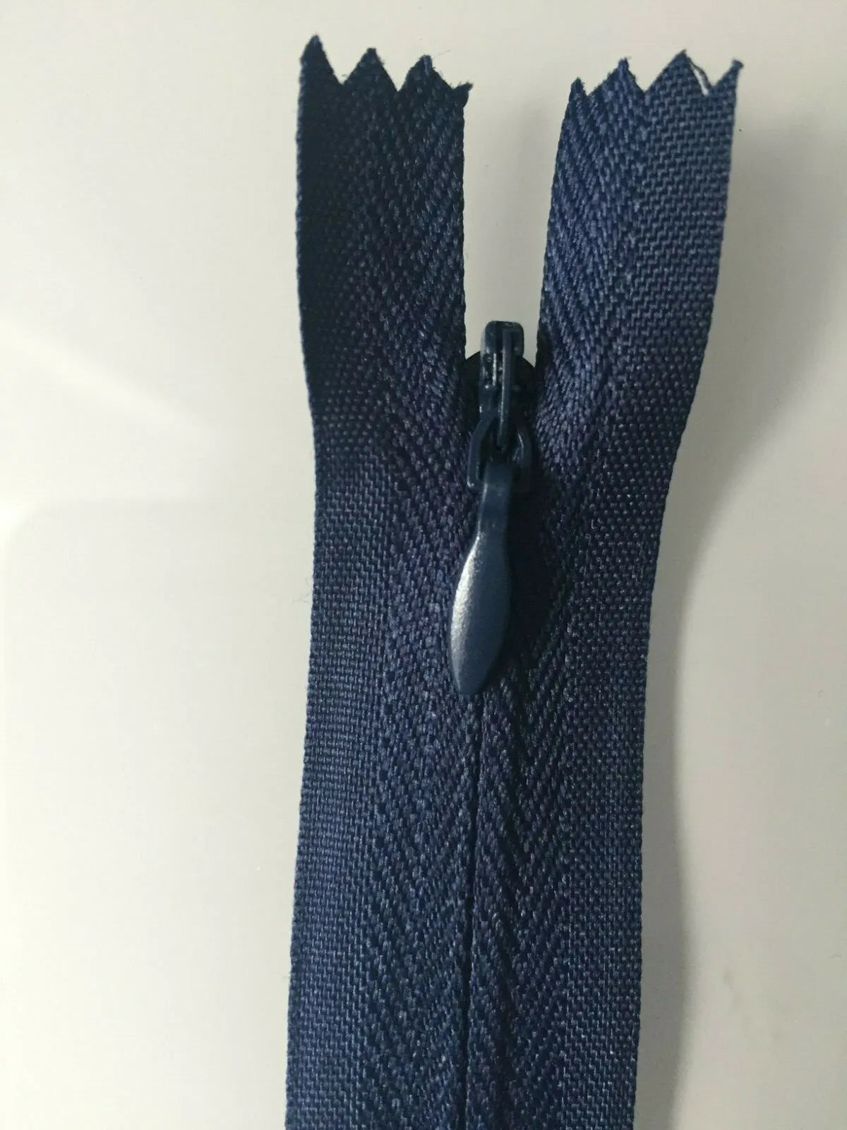 Invisible zip (3mm)-Auto lock, Woven, Close end, Tear Drop slider,