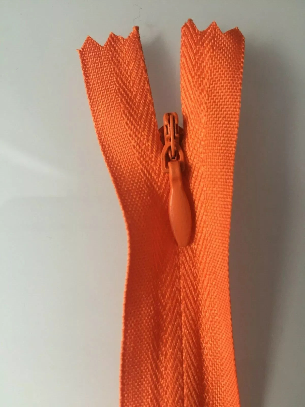 Invisible zip (3mm)-Auto lock, Woven, Close end, Tear Drop slider,