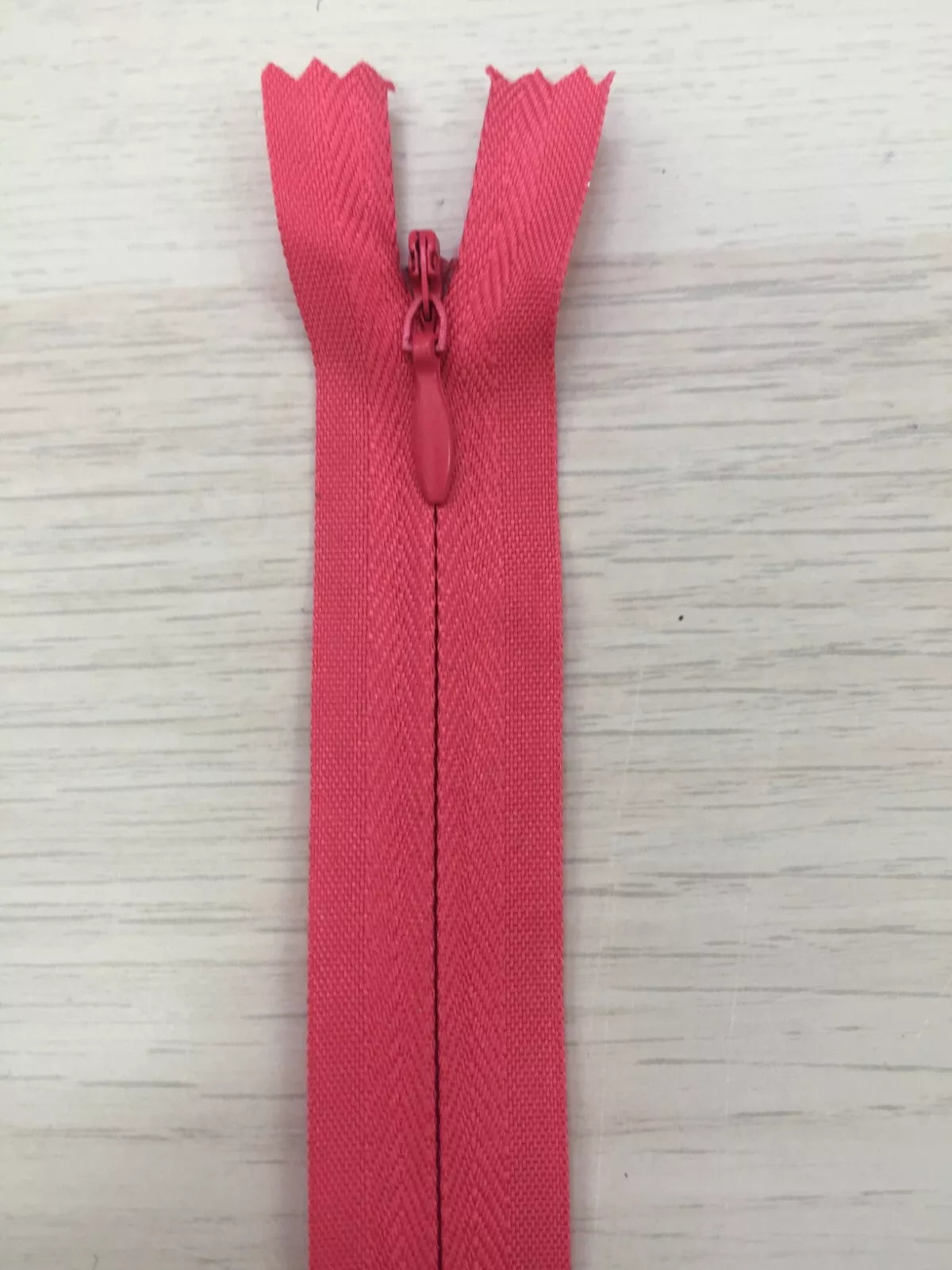 Invisible zip (3mm)-Auto lock, Woven, Close end, Tear Drop slider,