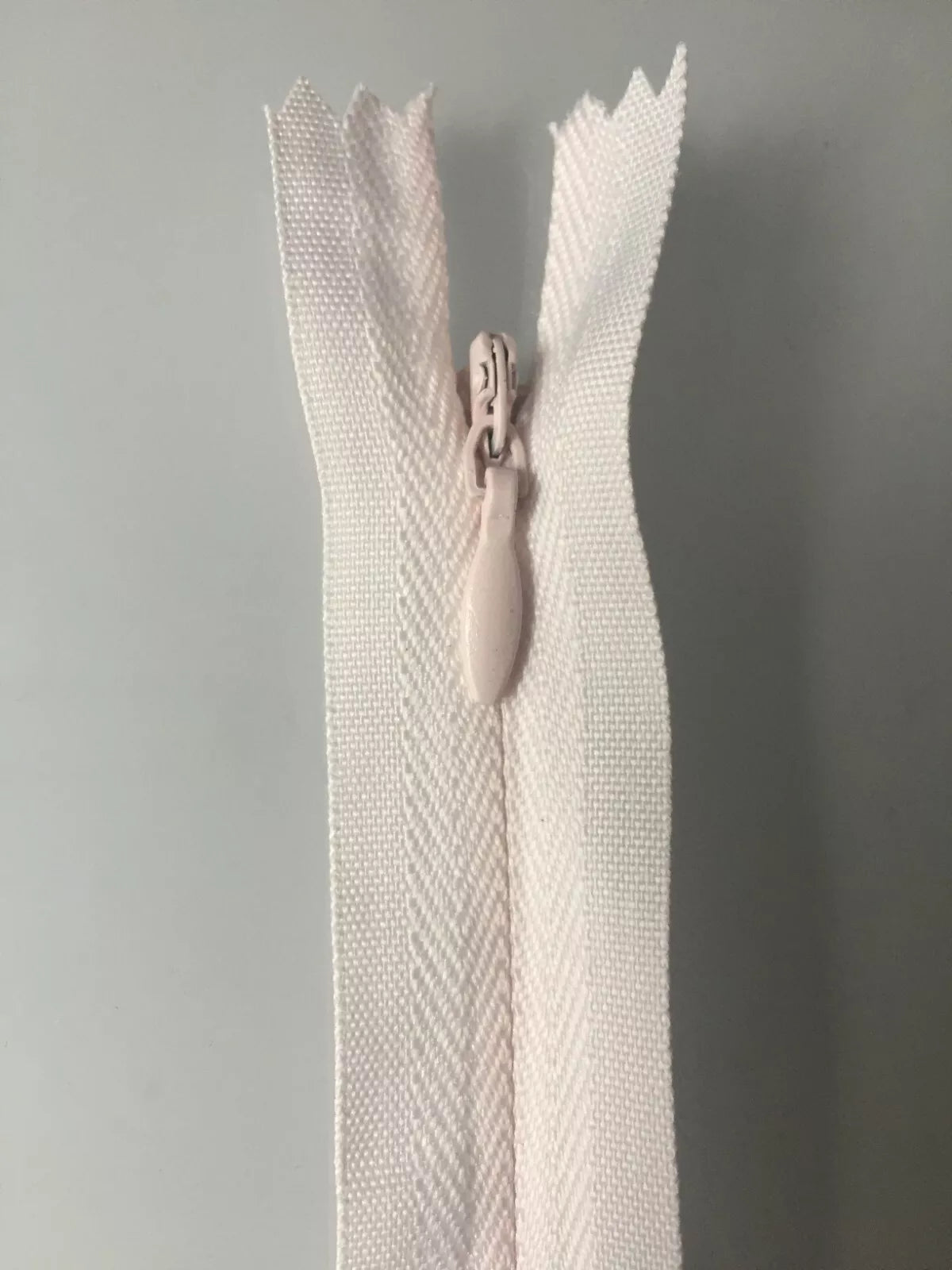 Invisible zip (3mm)-Auto lock, Woven, Close end, Tear Drop slider,