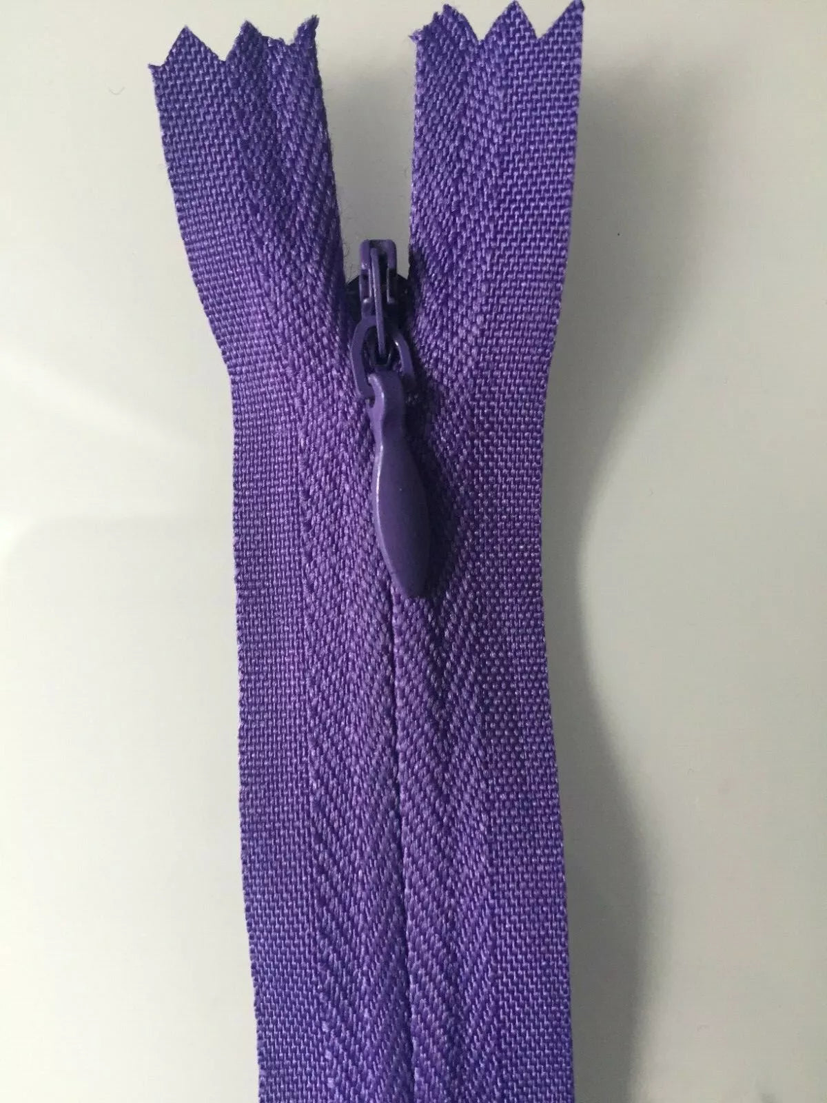 Invisible zip (3mm)-Auto lock, Woven, Close end, Tear Drop slider,