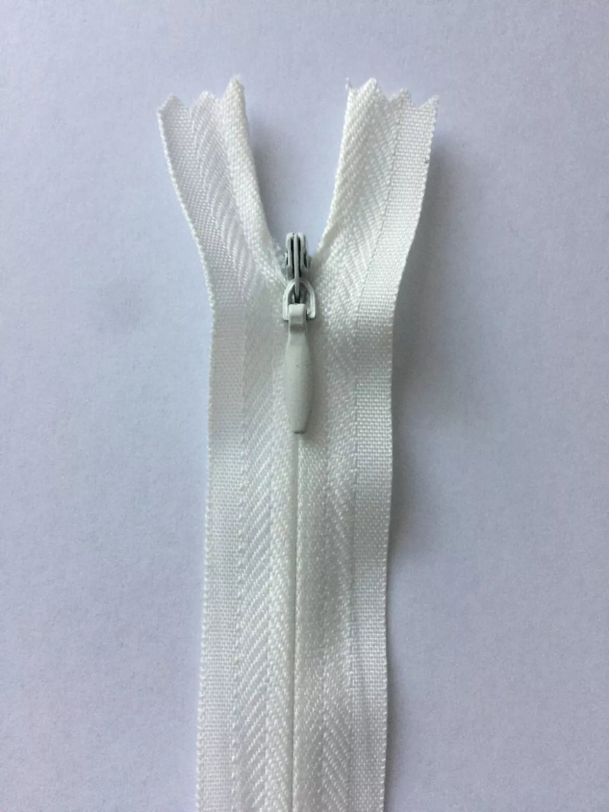 Invisible zip (3mm)-Auto lock, Woven, Close end, Drop narrow slider,